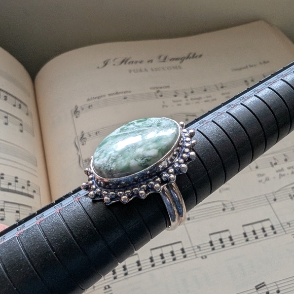 Elegant Silvertone and Green Stone Ring Adjustable - Picture 1 of 7